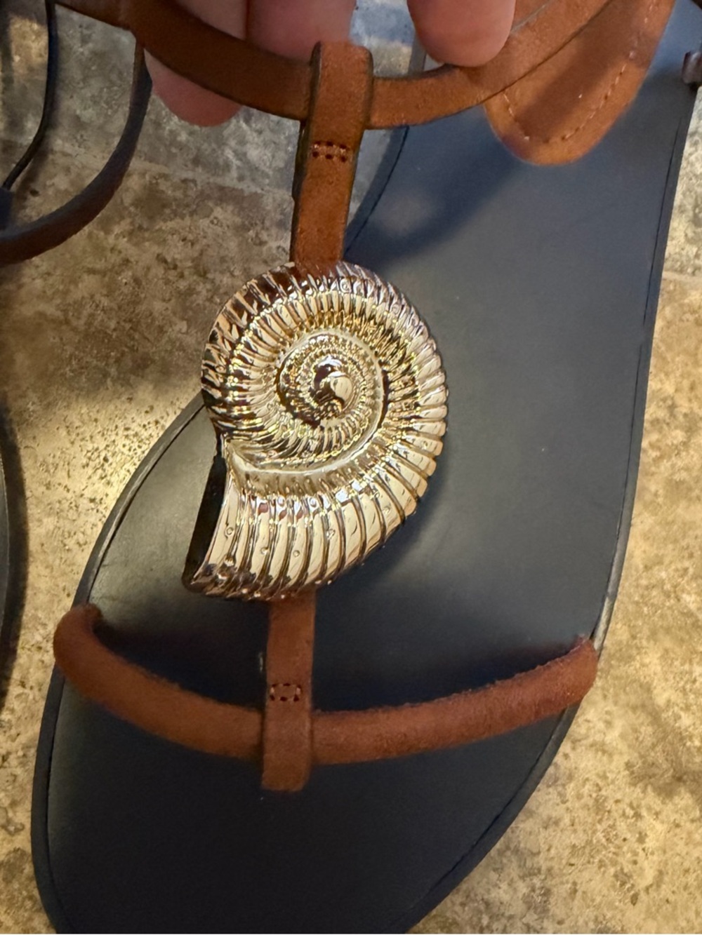 Zara Brown T‑Strap Flat Sandals with Metallic Gold Shell Accent - Picture 4 of 7